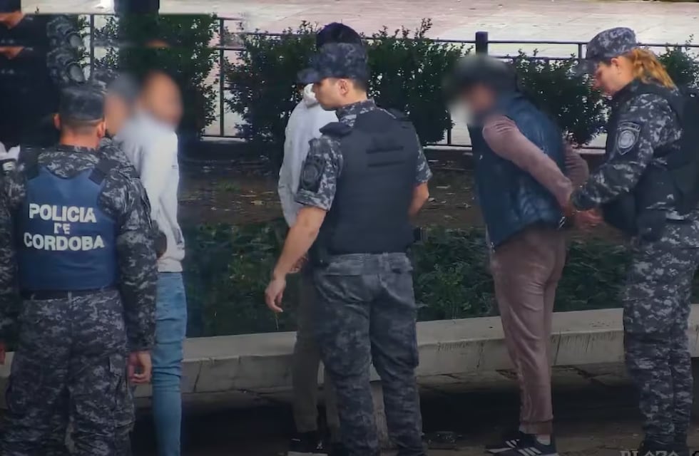 En pleno Centro de Córdoba: vendían drogas en una plaza y quedaron grabados