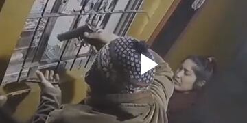 Uno de los delincuentes en pleno robo.