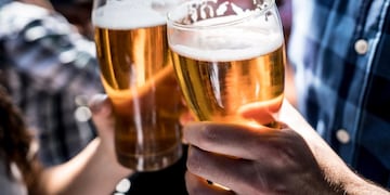 Tomar una cerveza es un plan sencillo e ideal para festejar el Día del Amigo en Córdoba, que tendrá un clima agradable para salir. / imagen ilustrativa