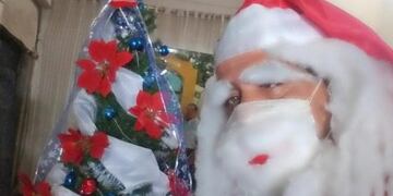 Ricardo Torres se disfraza de Papá Noel para salir en Nochebuena a regalar caramelos a los chicos.