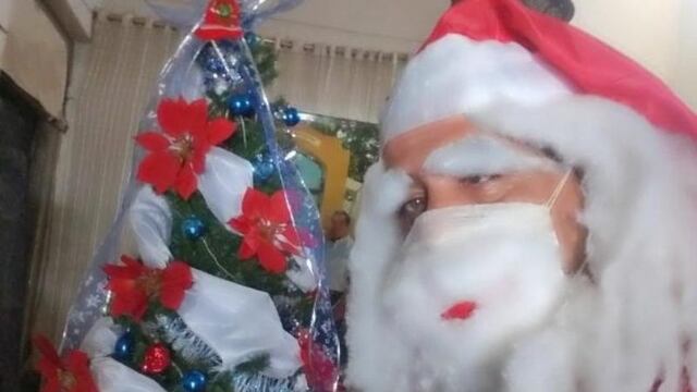 Ricardo Torres se disfraza de Papá Noel para salir en Nochebuena a regalar caramelos a los chicos.