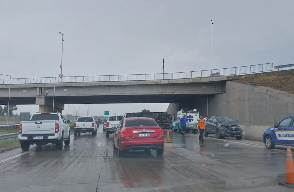 Caos en el tránsito de Córdoba: embotellamiento y demoras por el vuelco de un camión en Circunvalación