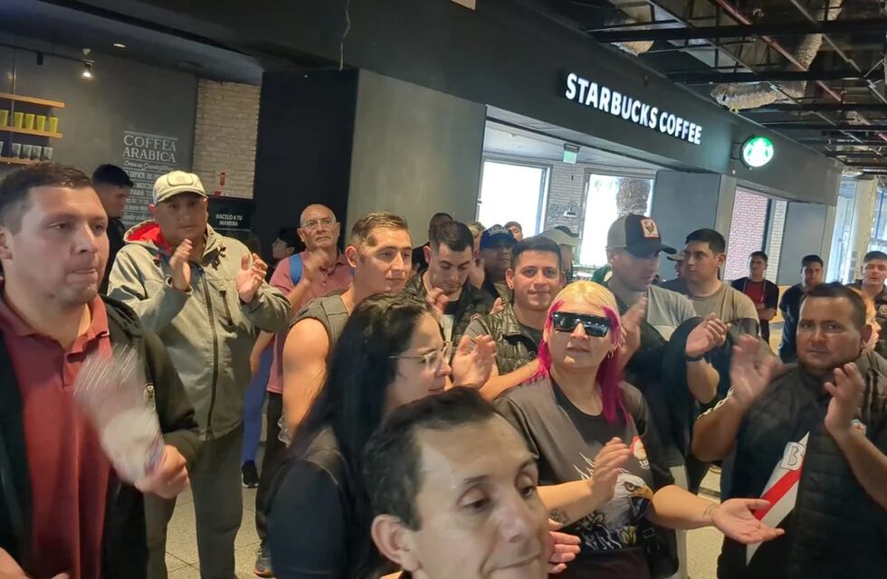 Guardias de seguridad de Córdoba advierten que acamparan en un reconocido shopping como forma de protesta