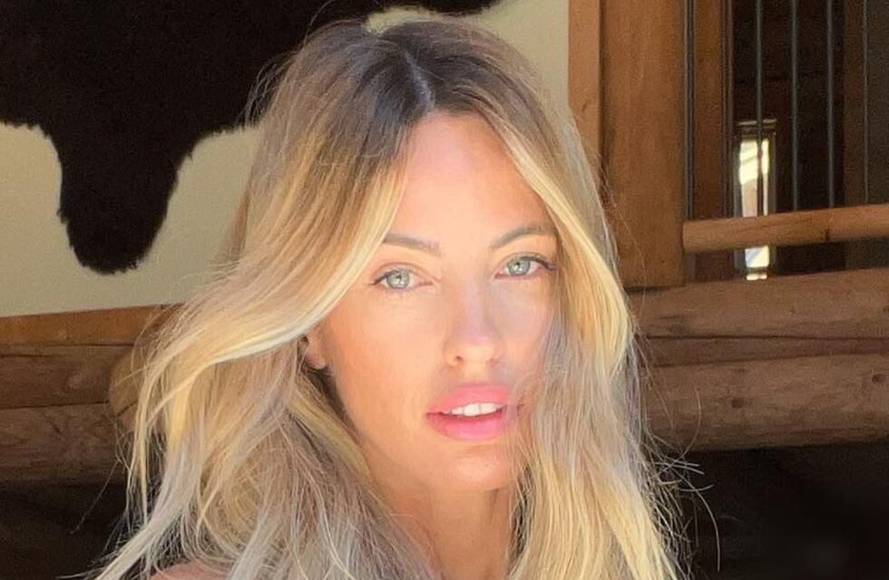 A pura sonrisa, Rocío Guirao Díaz mostró su elegante look nocturno: minishort, blazer largo y minitop naranja