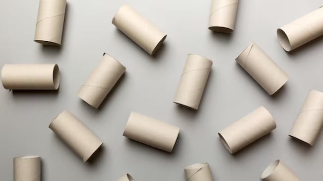 Cómo reciclar los rollos de papel en una mesa elegante
