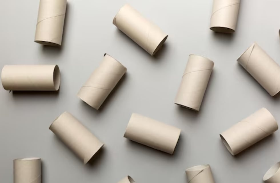 Así se puede reciclar un rollo de papel de cocina vacío y transformarlos en una mesa de lujo