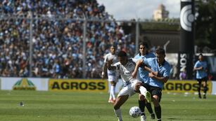 Todo Belgrano reclamó una falta previa a Longo en el gol de Talleres. (Ramiro Pereyra / La Voz).