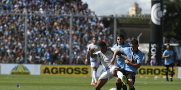 Todo Belgrano reclamó una falta previa a Longo en el gol de Talleres. (Ramiro Pereyra / La Voz).