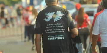 Instituto, como la mayoría de los clubes, homenajeó a los héroes de Malvinas (Foto Javier Ferreyra).