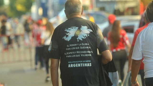 Instituto, como la mayoría de los clubes, homenajeó a los héroes de Malvinas (Foto Javier Ferreyra).