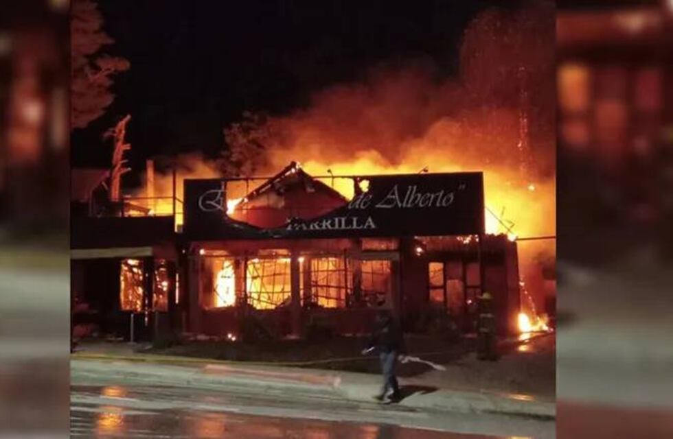 Video impactante: se incendió por completo una famosa parrilla de Neuquén y las pérdidas son totales