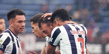 Los abrazos de Matías Catalán en el 1 a 0 de Talleres, con ley del ex ante San Lorenzo (La Voz).
