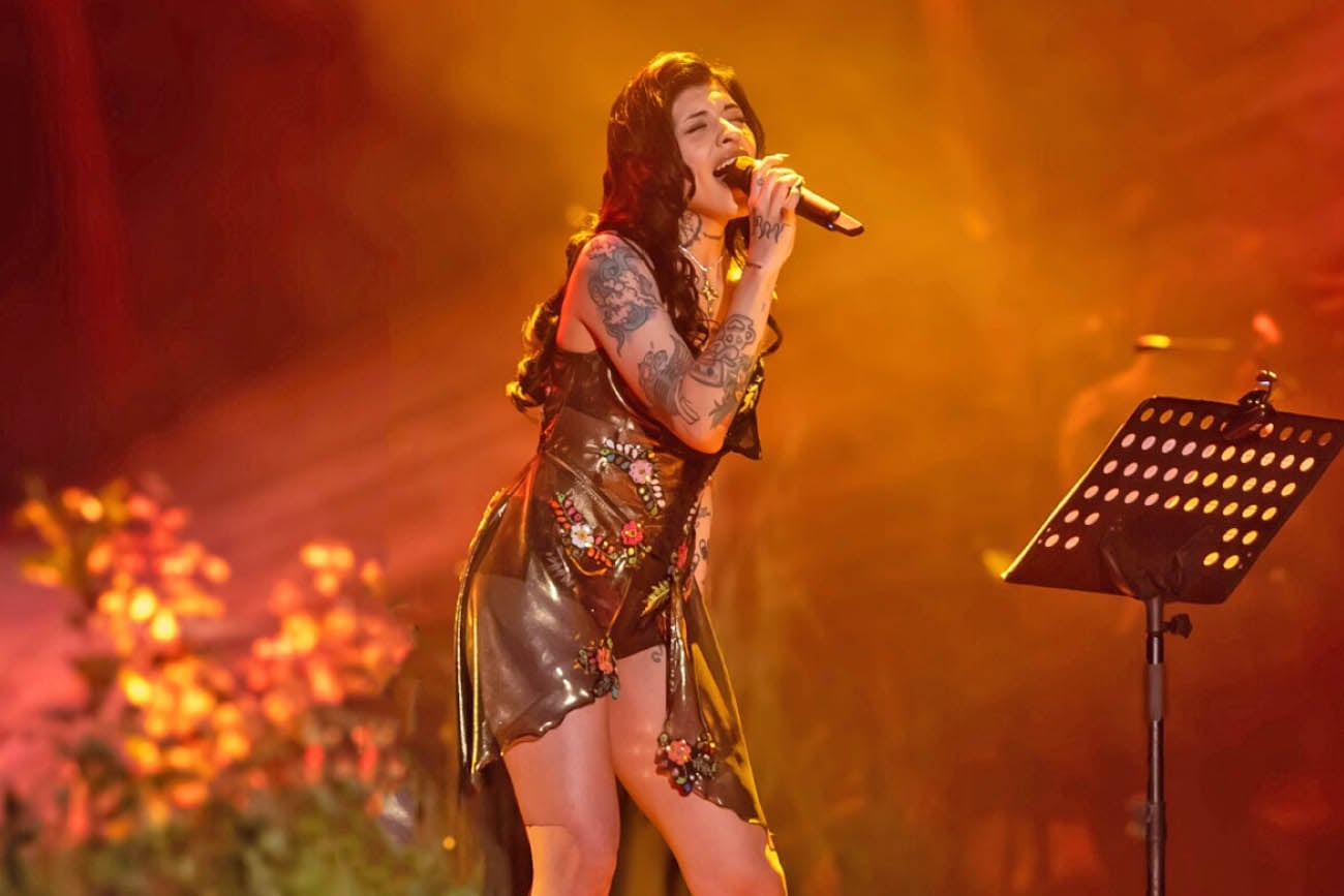 Cazzu es una de las artistas más esperadas de la noche y una apuesta al diálogo entre tradición y nuevas generaciones.