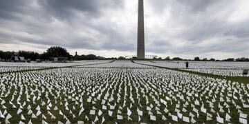 Con más de 600 mil banderas homenajean a las víctimas del Coronavirus en Washington (EFE)
