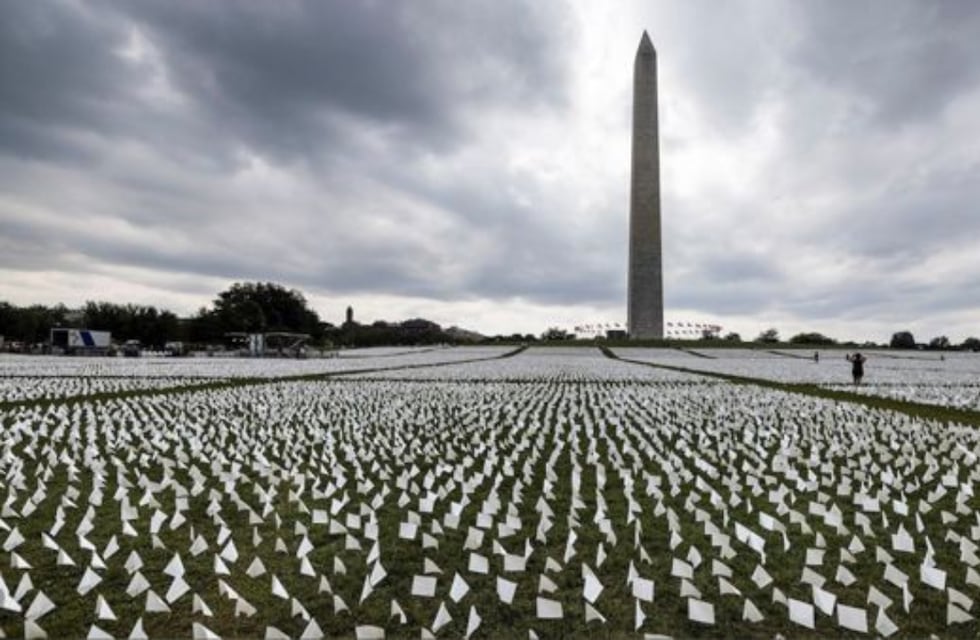 Estados Unidos honra a las víctimas de Covid-19 con un monumento de más de 600 mil banderas en Washington