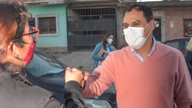 El médico Omar Gutiérrez dialogó con vecinos de diferentes sectores de Alto Comedero.