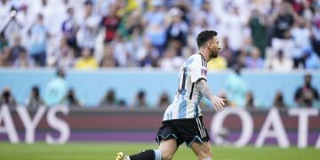 Lionel Messi, de penal, abrió el marcador para Argentina, ante Arabia Saudita, en e debut en Qatar 2022. (Clarín)