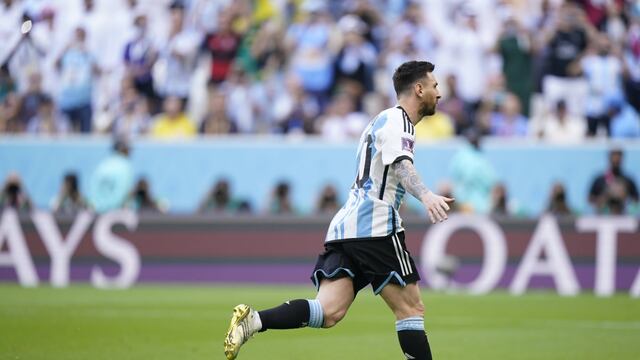 Lionel Messi, de penal, abrió el marcador para Argentina, ante Arabia Saudita, en e debut en Qatar 2022. (Clarín)