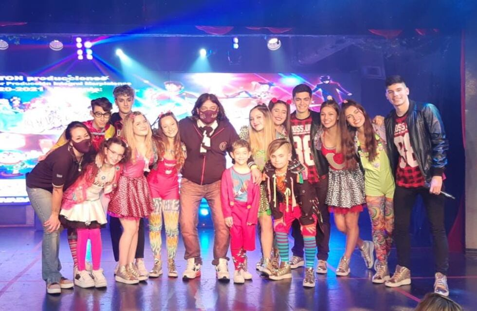 Un cofre de ilusiones: entre bambalinas y delfines, por el Día de la Niñez