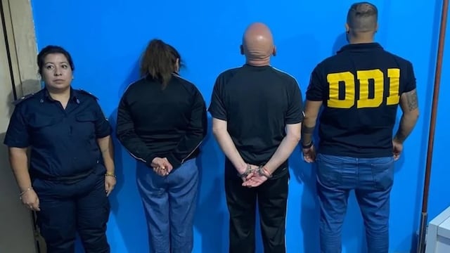 La imagen de la detención del hijo del jubilado asesinado junto con su actual pareja. El hombre está sospechado como el autor material del crimen.