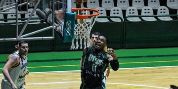 Atenas batalló por tres horas y sufrió su cuarta derrota consecutiva, que lo hunde en las posiciones.