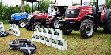 Montecarlo: hicieron entrega de insumos y maquinaria agrícola a productores rurales