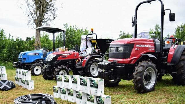 Montecarlo: hicieron entrega de insumos y maquinaria agrícola a productores rurales