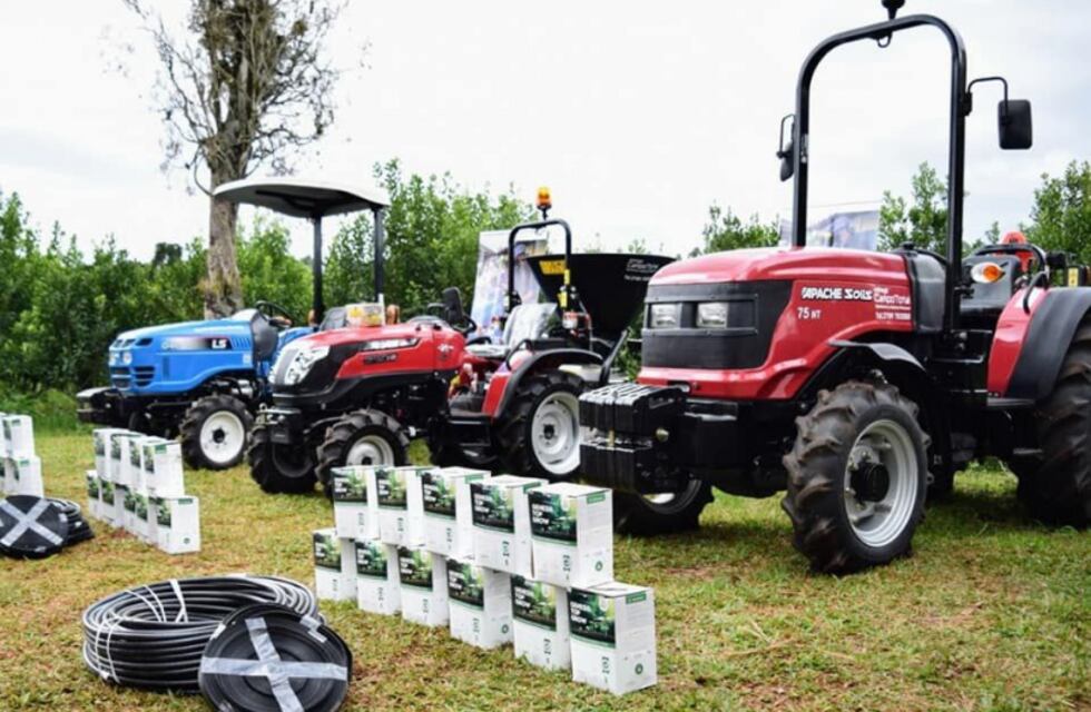 Montecarlo: hicieron entrega de insumos y maquinaria agrícola a productores rurales
