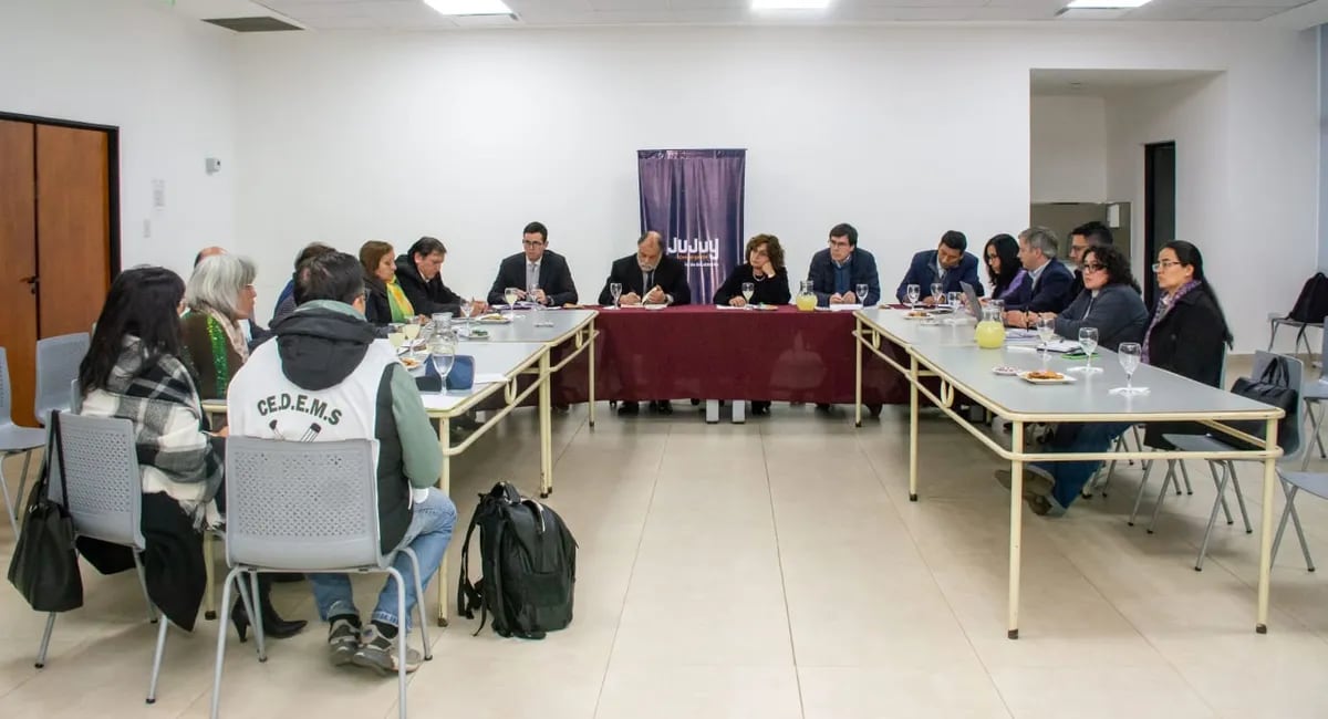 Las negociaciones paritarias entabladas en Jujuy entre el Gobierno y los sindicatos de la educación tuvieron este lunes un nuevo capítulo, en un contexto de medidas de fuerza del sector.