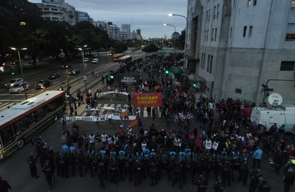 Protestas en la 9 de julio: la Policía dispersó una manifestación piquetera que obstruía el Metrobus