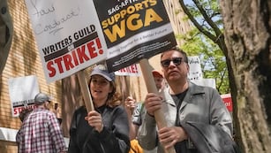ARCHIVO - Los actores y comediantes Tina Fey, al centro, y Fred Armisen, a la derecha, se unen a miembros en huelga del Sindicato de Guionistas de Estados Unidos durante un mitin frente a Silvercup Studios, el martes 9 de mayo de 2023, en Nueva York. Los actores sindicalizados de Hollywood al borde de una huelga acordaron permitir una intervención de última hora de los mediadores federales, pero dicen que dudan que se llegue a un acuerdo antes de la fecha límite de negociación del miércoles 12 de julio de 2023. (Foto AP/Bebeto Matthews, archivo)