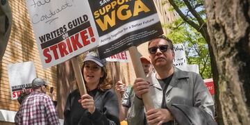 ARCHIVO - Los actores y comediantes Tina Fey, al centro, y Fred Armisen, a la derecha, se unen a miembros en huelga del Sindicato de Guionistas de Estados Unidos durante un mitin frente a Silvercup Studios, el martes 9 de mayo de 2023, en Nueva York. Los actores sindicalizados de Hollywood al borde de una huelga acordaron permitir una intervención de última hora de los mediadores federales, pero dicen que dudan que se llegue a un acuerdo antes de la fecha límite de negociación del miércoles 12 de julio de 2023. (Foto AP/Bebeto Matthews, archivo)