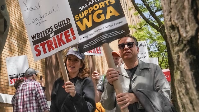 ARCHIVO - Los actores y comediantes Tina Fey, al centro, y Fred Armisen, a la derecha, se unen a miembros en huelga del Sindicato de Guionistas de Estados Unidos durante un mitin frente a Silvercup Studios, el martes 9 de mayo de 2023, en Nueva York. Los actores sindicalizados de Hollywood al borde de una huelga acordaron permitir una intervención de última hora de los mediadores federales, pero dicen que dudan que se llegue a un acuerdo antes de la fecha límite de negociación del miércoles 12 de julio de 2023. (Foto AP/Bebeto Matthews, archivo)