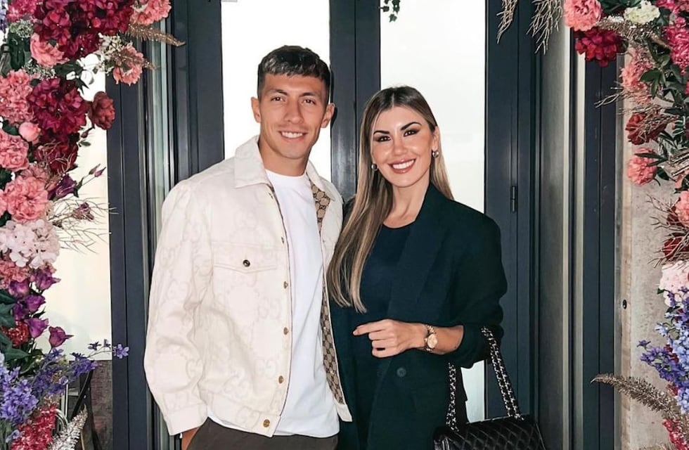 Muriel López Benítez posó desde Qatar y el jugador Lisandro Martínez no se contuvo en comentar el posteo