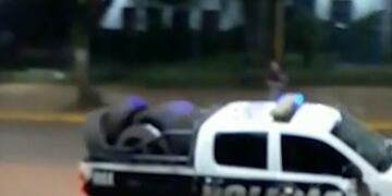 Contrabando de neumáticos en Eldorado: policías se tirotean con contrabandistas.