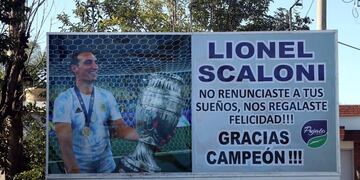 Se colocaron dos carteles en honor a Lionel Scaloni en los ingresos a Pujato (Comuna de Pujato)