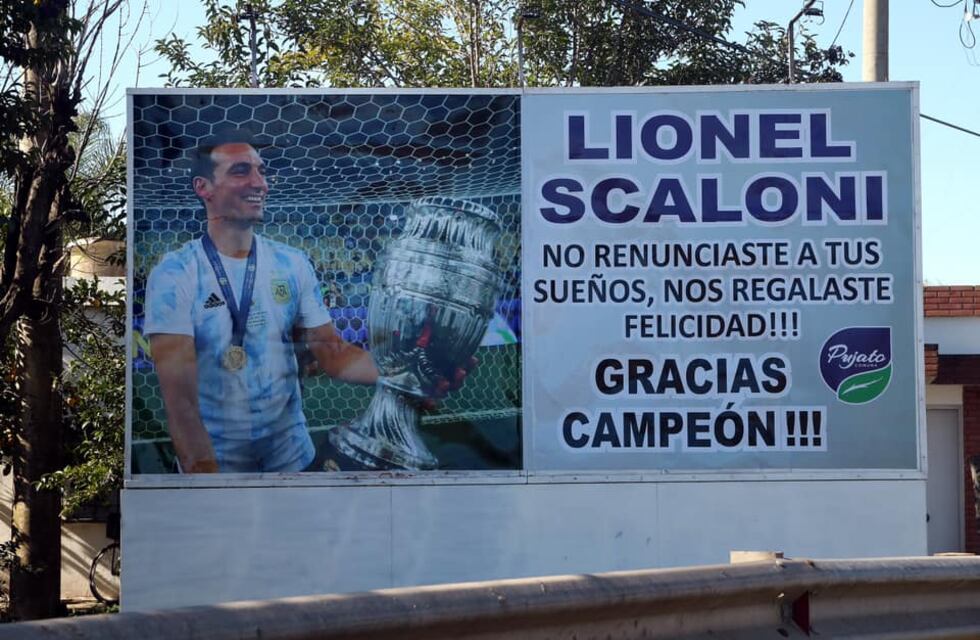 El pueblo de Pujato colocó carteles en honor a Lionel Scaloni