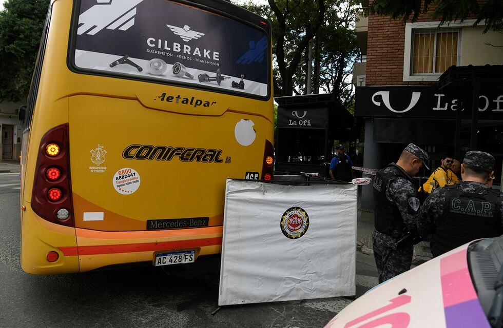 Tragedia en Córdoba: un adolescente falleció arrollado por un colectivo