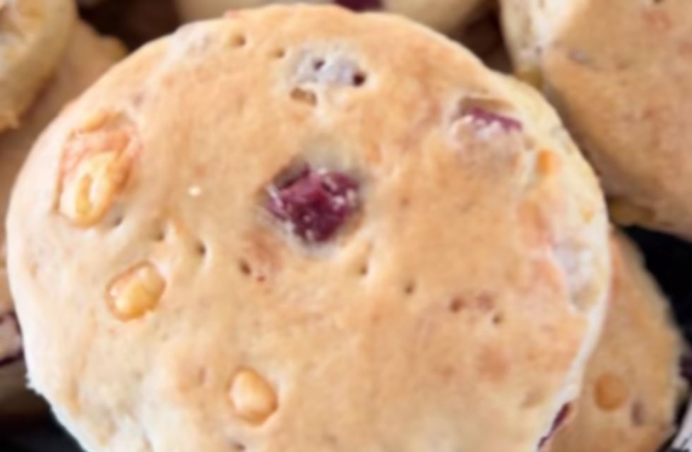 Cómo hacer pancitos de queso y salame caseros sin levadura: receta fácil y lista en pocos minutos