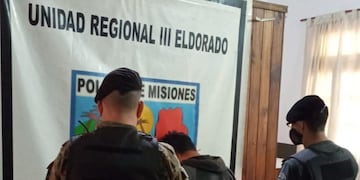 Ante la presencia policial, el violento intentó huir y ocultarse pero finalmente fue detenido.