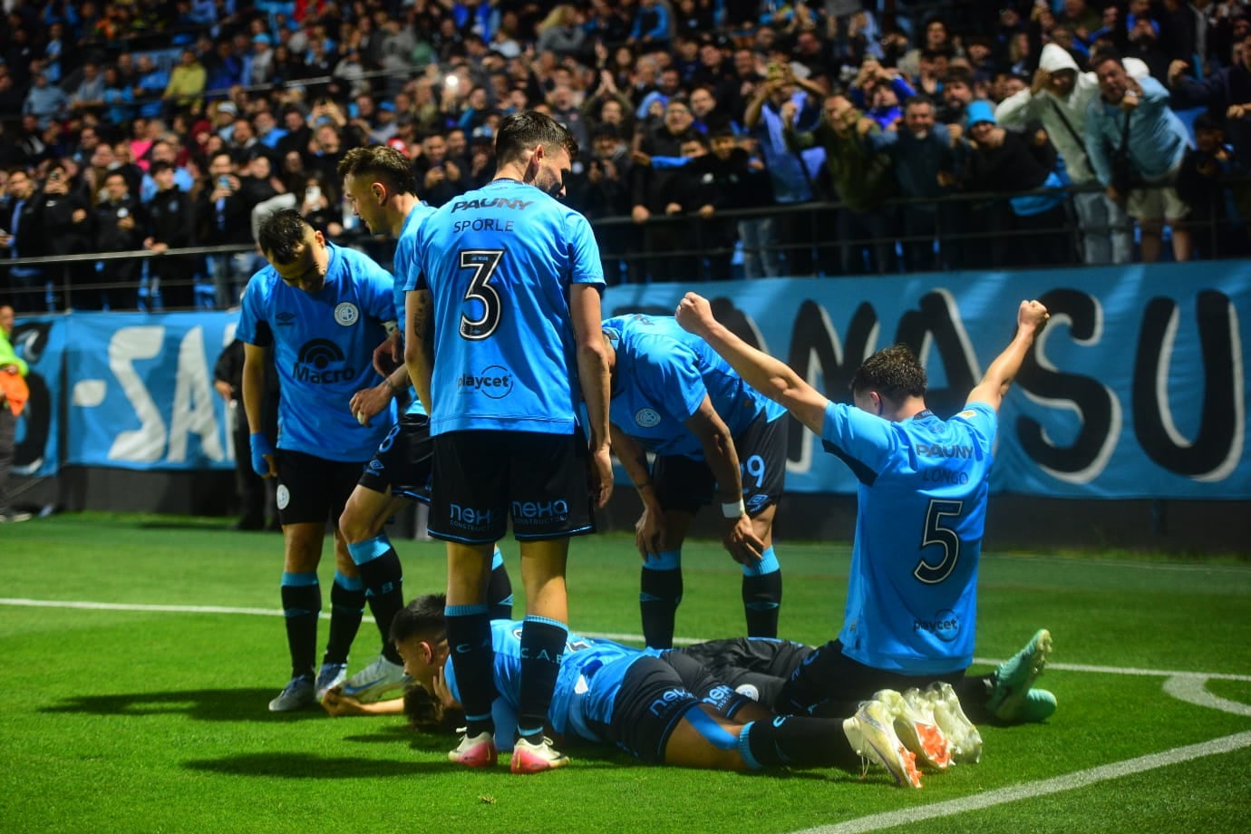 Festejo de Belgrano del gol. El 1-0 lo marcó Francisco González Metilli, su primero en el celeste. (Javier Ferreyra / La Voz)