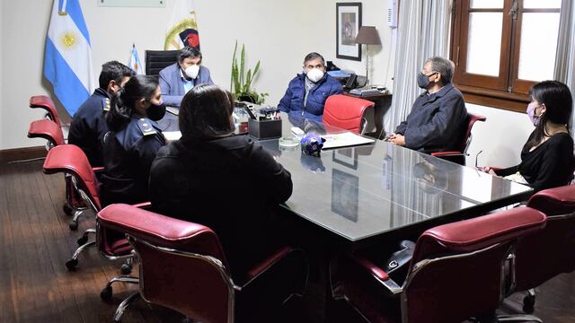 Las autoridades académicas y de la Policía de Jujuy, reunidas en la sede del Rectorado de la UNJu.