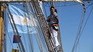Ubicado en su posición en el palo Mayor, el cabo segundo de mar René Fabián Trejo, al momento del arribo de la fragata "Libertad" a Baltimore (EE.UU.).