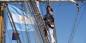 Ubicado en su posición en el palo Mayor, el cabo segundo de mar René Fabián Trejo, al momento del arribo de la fragata "Libertad" a Baltimore (EE.UU.).