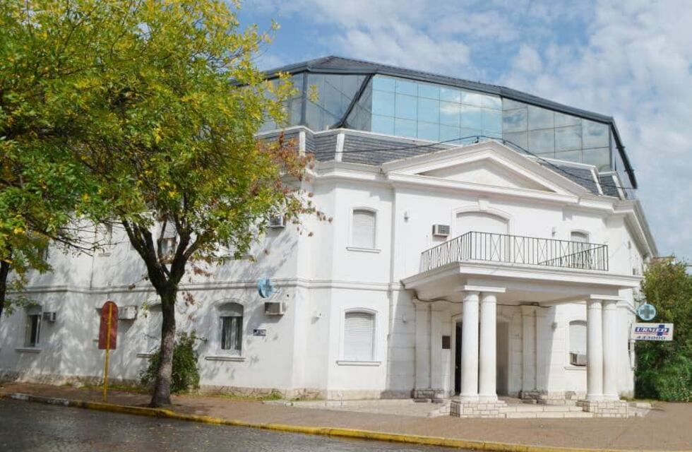 Una mujer cayó de un segundo piso de una clínica