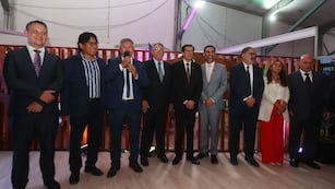 En el marco de la Expojuy 2024, se inauguró el stand del Consejo para el Desarrollo y Promoción del Corredor Bioceánico Capricornio. Al centro, el gobernador de la Provincia, Carlos Sadir, acompañado por el presidente la Cámara de Comercio Exterior de Jujuy, Jorge Gurrieri.
