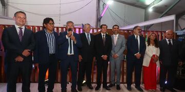En el marco de la Expojuy 2024, se inauguró el stand del Consejo para el Desarrollo y Promoción del Corredor Bioceánico Capricornio. Al centro, el gobernador de la Provincia, Carlos Sadir, acompañado por el presidente la Cámara de Comercio Exterior de Jujuy, Jorge Gurrieri.