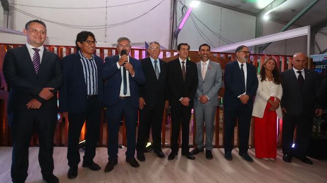 En el marco de la Expojuy 2024, se inauguró el stand del Consejo para el Desarrollo y Promoción del Corredor Bioceánico Capricornio. Al centro, el gobernador de la Provincia, Carlos Sadir, acompañado por el presidente la Cámara de Comercio Exterior de Jujuy, Jorge Gurrieri.