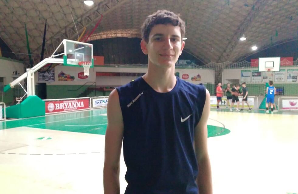Nazareno Verino del Cultural de Arroyito en la Selección U16 de Básquet de San Francisco