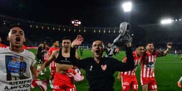 Instituto festejando el 1-0 sobre Belgrano en el Kempes, por la Liga Profesional. (Ramiro Pereyra / La Voz)